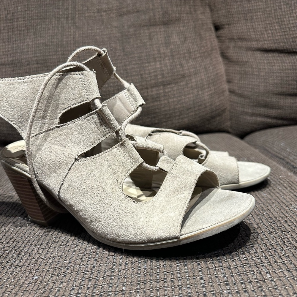 Time and Tru Tan Heels 9.5